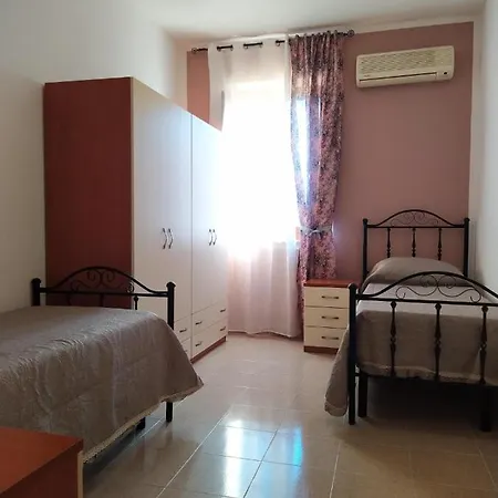 Marta A Due Passi Dalla Clinica Ortopedica Rizzoli E Da Santa Teresa Hotel apartamentowy