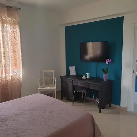 Marta A Due Passi Dalla Clinica Ortopedica Rizzoli E Da Santa Teresa Aparthotel *
