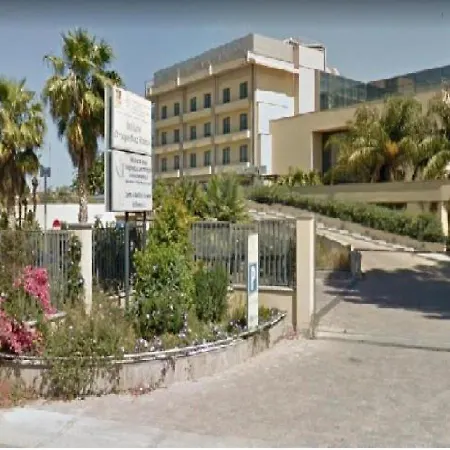 Aparthotel Marta A Due Passi Dalla Clinica Ortopedica Rizzoli E Da Santa Teresa *